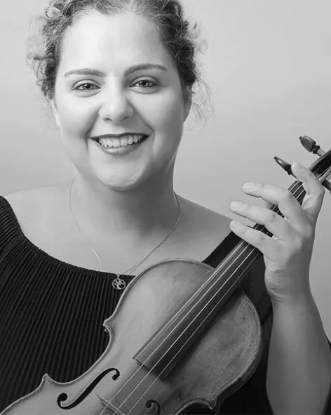 Die Geigerin Hande Küden, fotografiert von Stefan Höderath